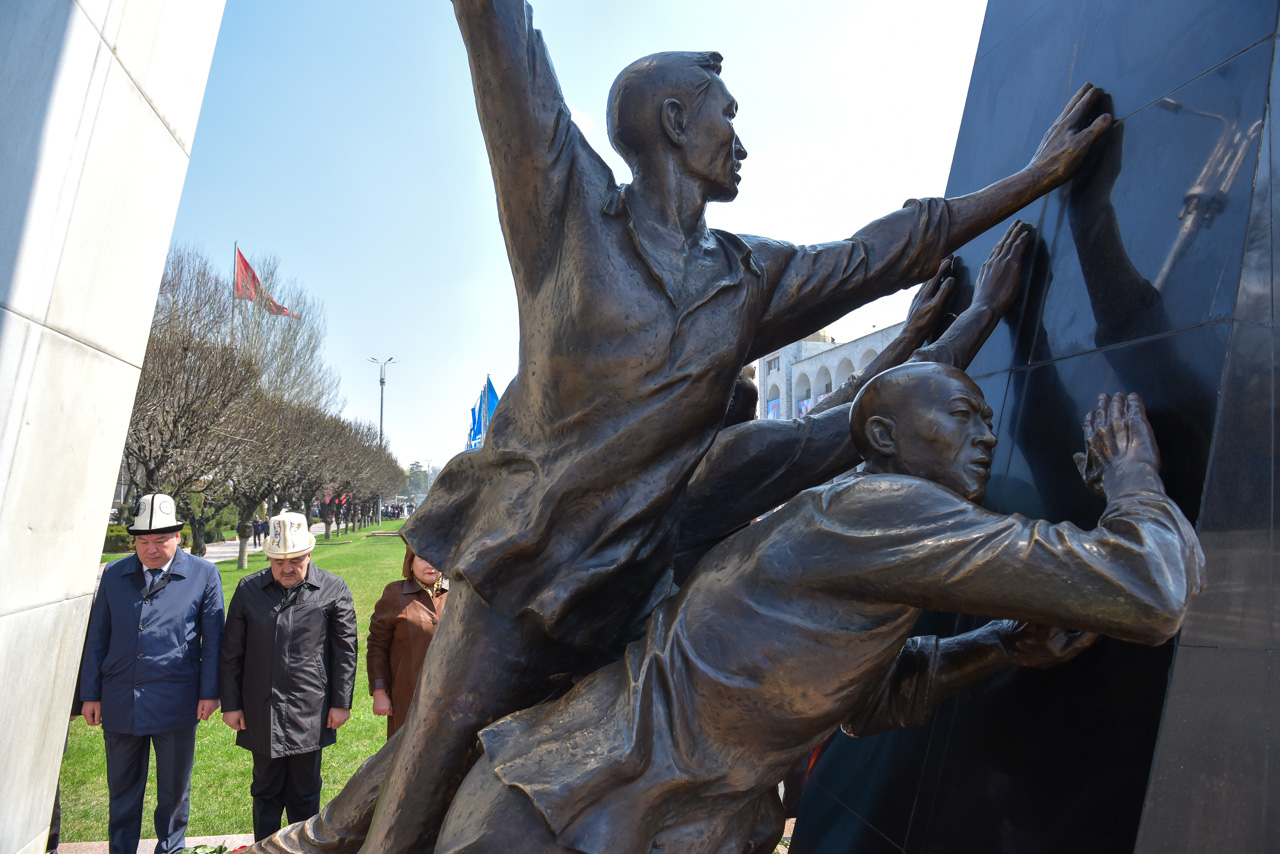 15 го апреля. Памятник революции Бишкек. Монумент в честь апрельской революции Бишкек. Памятник 7 апреля Кыргызстан. Бишкек памятник революционерам.