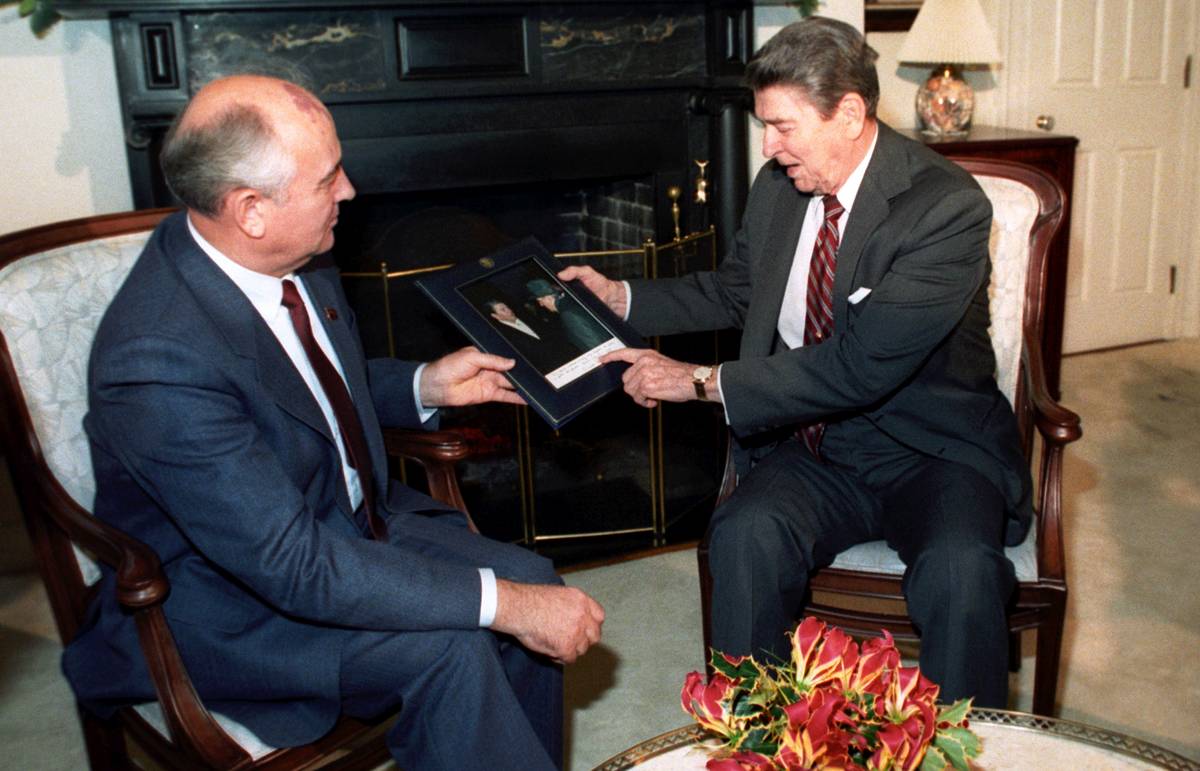 Переговоры с рейганом. Горбачёв и Рейган в Рейкьявике. Встреча Горбачева и Рейгана в Рейкьявике 1986. Горбачёв Рейган Рейкьявик 1986. Саммит в Рейкьявике 1986.